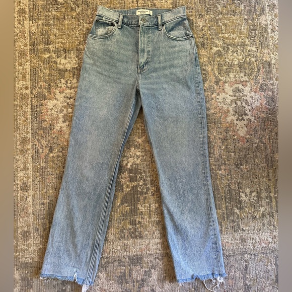 Abercrombie & Fitch Ultra High Rise 90s Straight Jean Raw Hem Size 2 - Picture 5 of 12